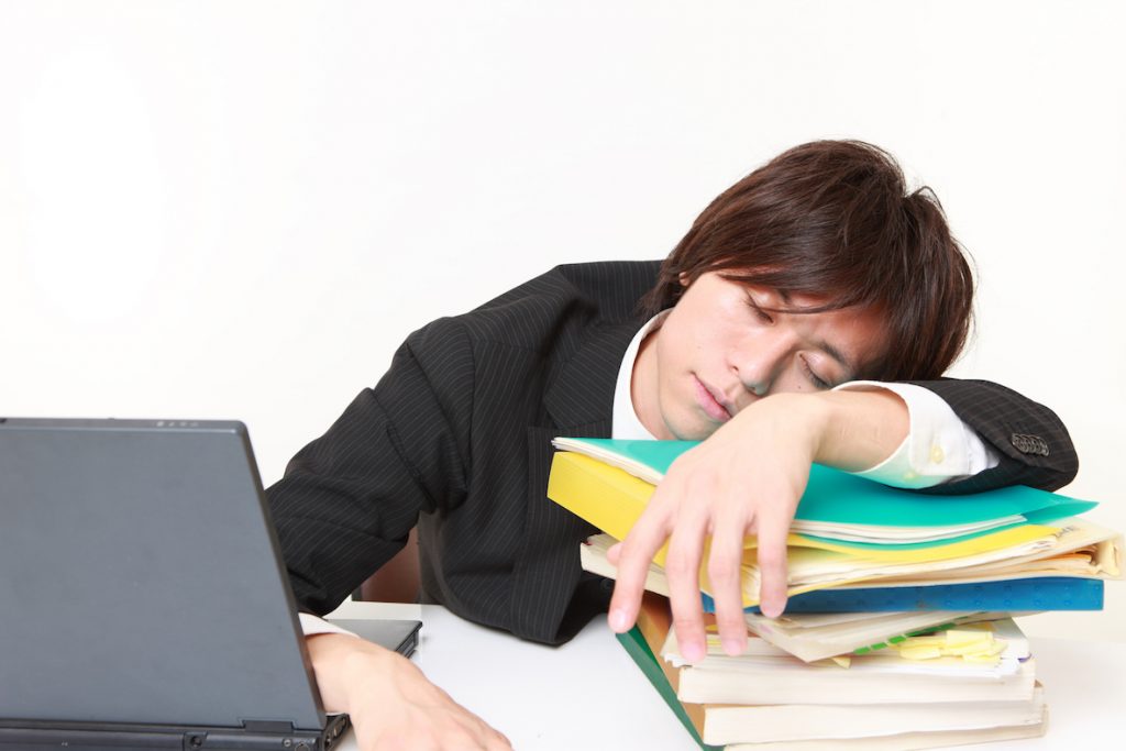 仕事中に眠い時の対処法｜眠気が取れない午後に目を覚ます方法15選